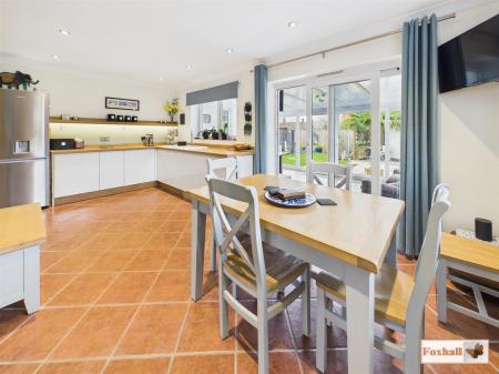 Kitchen/ Dining Area