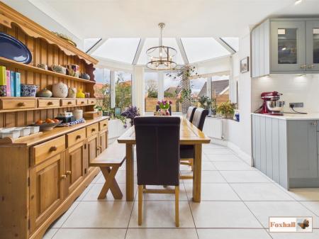 Kitchen / Dining Area