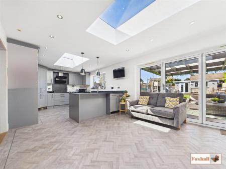 Kitchen/ Dining Room