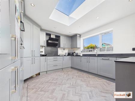 Kitchen/ Dining Room