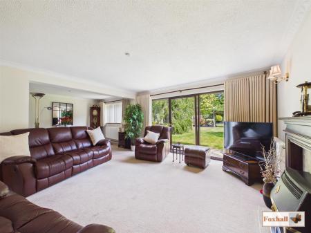 Lounge/Dining Area