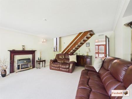 Lounge/Dining Area