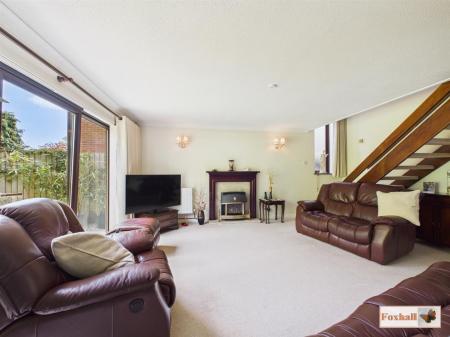Lounge/Dining Area