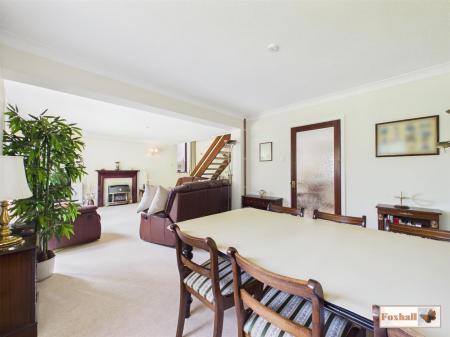 Lounge/Dining Area