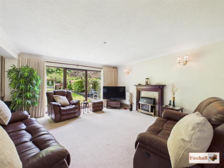 Lounge/Dining Area