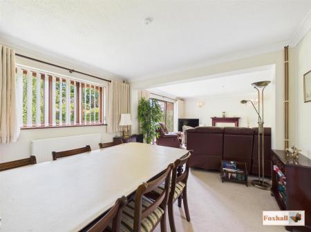 Lounge/Dining Area