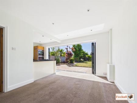 Open Plan Lounge / Dining Area