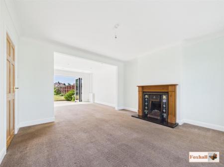 Open Plan Lounge / Dining Area