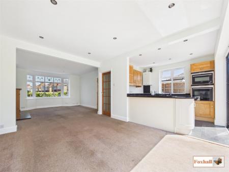 Open Plan Lounge / Dining Area