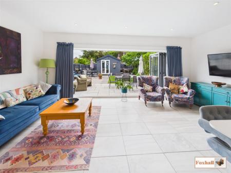 Kitchen / Living Area