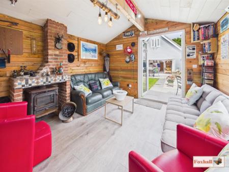 Bar / Entertaining Area