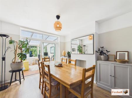Lounge / Dining Area