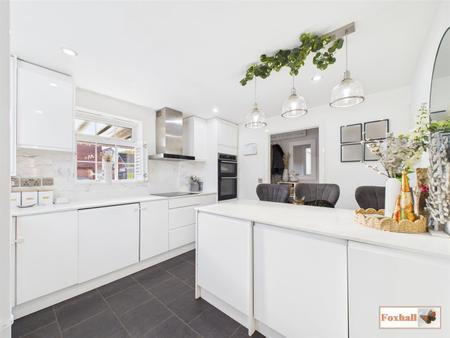 Kitchen / Breakfast Area