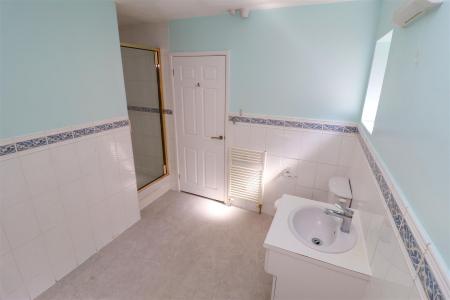 Jack 'n' Jill Bathroom