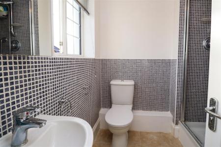 En-Suite (Bedroom 1)