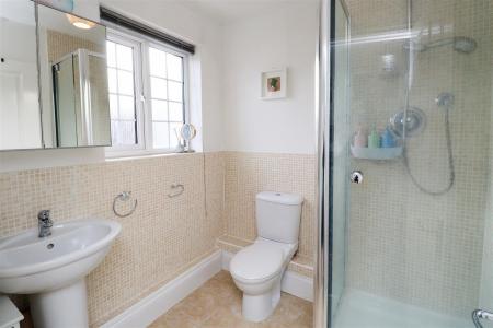 En-Suite (Bedroom 2)