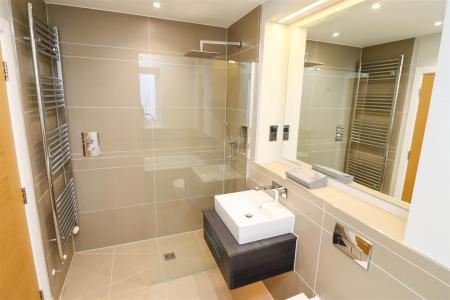 En Suite (Bedroom 1)