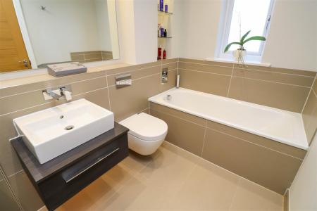 En Suite (Bedroom 1)