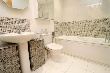 Bathroom (First Floor)