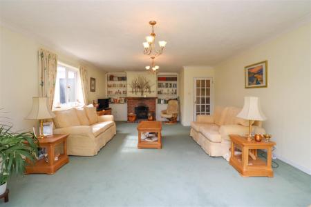 Lounge/Dining Room