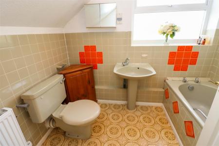 Bathroom (1st Floor)