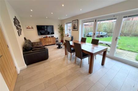 Dining Area & Lounge