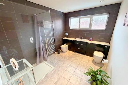 Bathroom/Wc