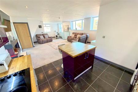 Lounge & Kitchen