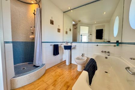 En-Suite Bathroom