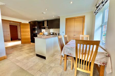 Dining Area & Kitchen