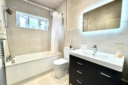Bathroom (Ground Floor)