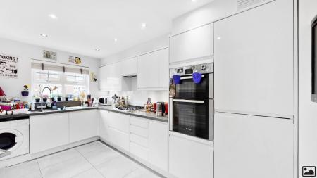 Sebergham_Grove_Mill_Hill_NW7_2AU_12122021_192241.