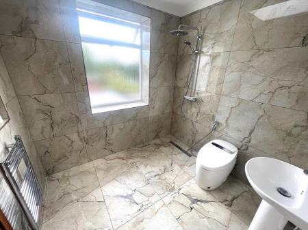 SHOWER ROOM 1.jpg