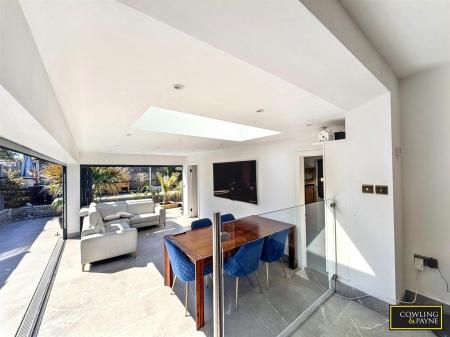 OPEN PLANNED LOUNGE/DINER