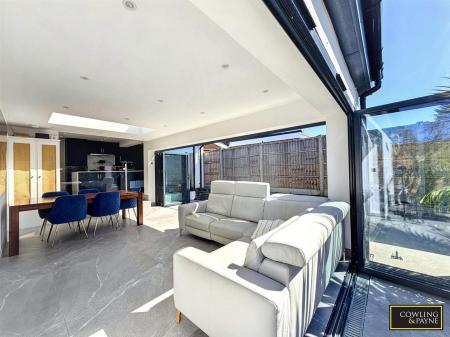 OPEN PLANNED LOUNGE/DINER