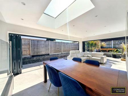 OPEN PLANNED LOUNGE/DINER