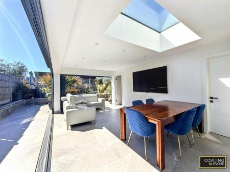 OPEN PLANNED LOUNGE/DINER