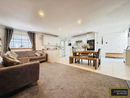 KITCHEN/LOUNGE/DINER
