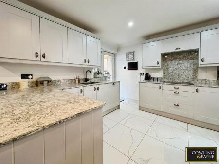 KITCHEN/LOUNGE/DINER