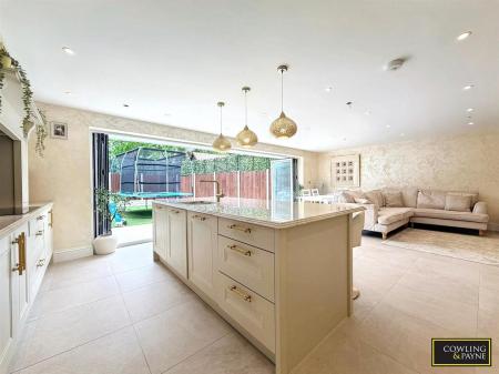OPEN PLANNED LOUNGE/KITCHEN/DINER WITH BI FOLD DOO