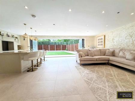 OPEN PLANNED LOUNGE/KITCHEN/DINER WITH BI FOLD DOO