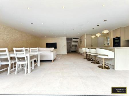 OPEN PLANNED LOUNGE/KITCHEN/DINER WITH BI FOLD DOO
