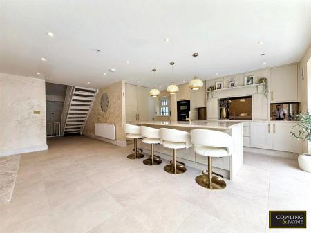 OPEN PLANNED LOUNGE/KITCHEN/DINER WITH BI FOLD DOO