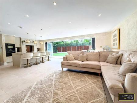 OPEN PLANNED LOUNGE/KITCHEN/DINER WITH BI FOLD DOO