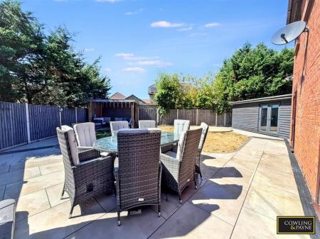 GARDEN WITH SIDE ACCESSS