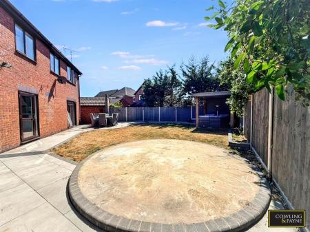 GARDEN WITH SIDE ACCESSS