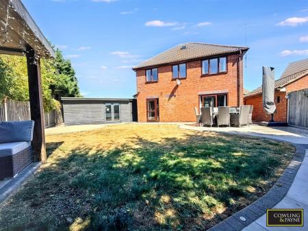 GARDEN WITH SIDE ACCESSS
