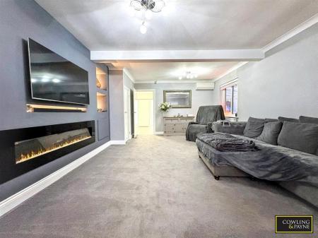 LOUNGE/DINER
