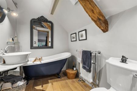 Master Bedroom  En suite