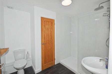 Bedroom 1 En suite